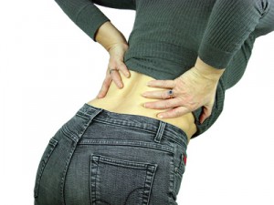 Frau mit Rückenschmerzen 